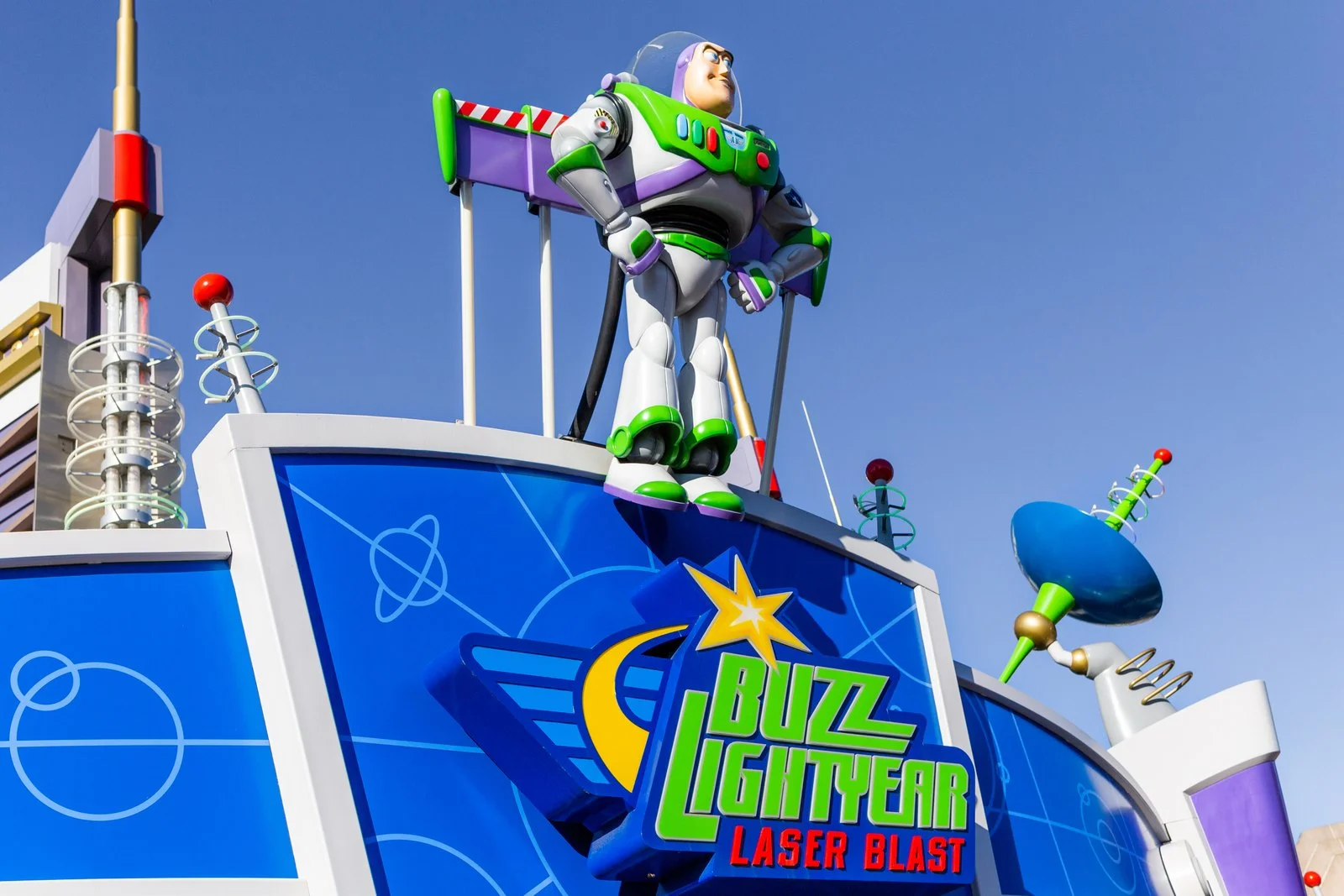 Buzz Lightyear sopra l’insegna di Buzz Lightyear Laser Blast. Foto d’archivio: 2022-11-13.