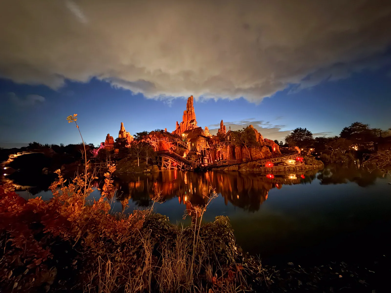 Big Thunder Mountain y sus formaciones rocosas junto al agua. Foto de archivo: 2025-10-17.