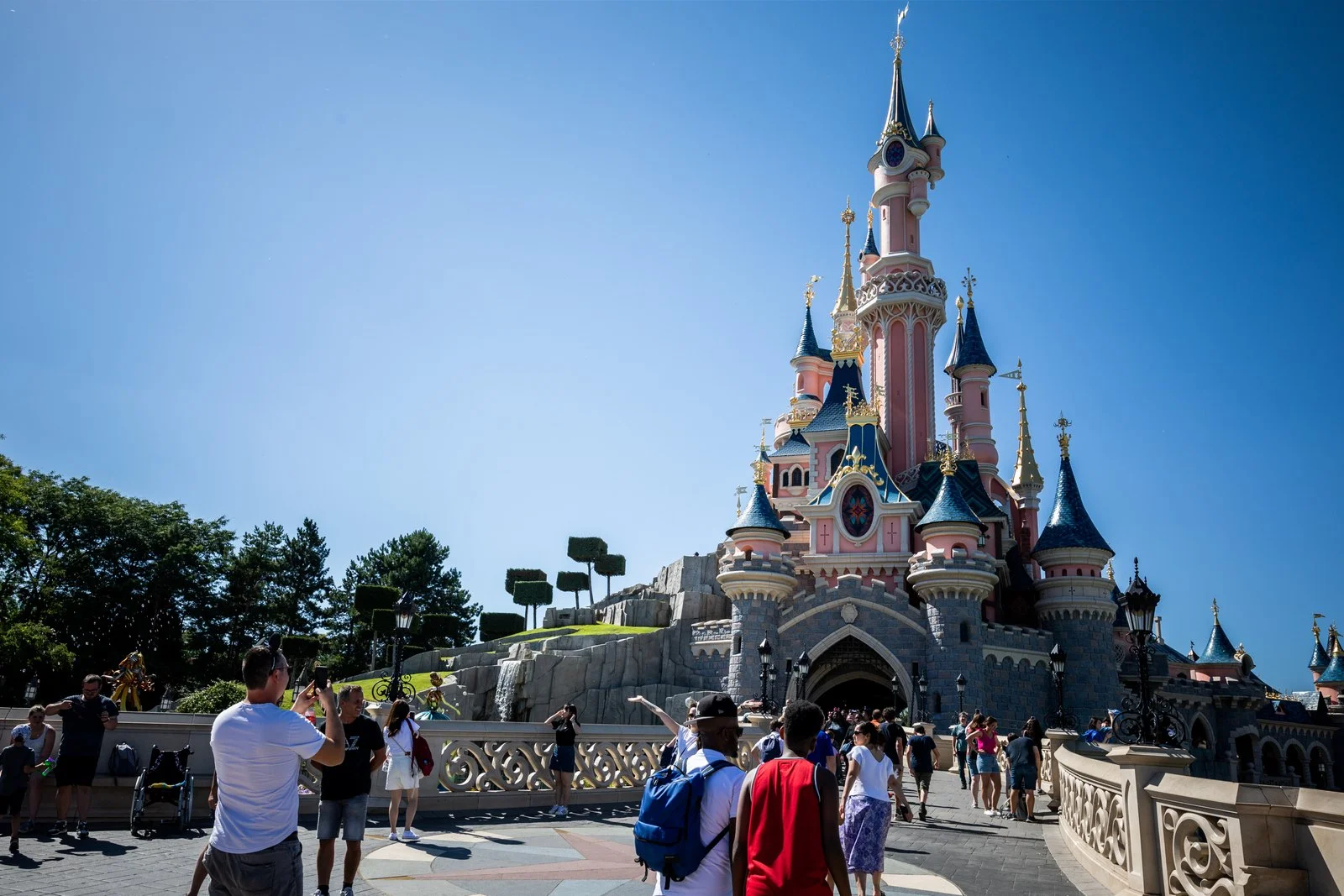 Castillo de la Bella Durmiente en Disneyland Paris. Foto de archivo: 2022-07-08.