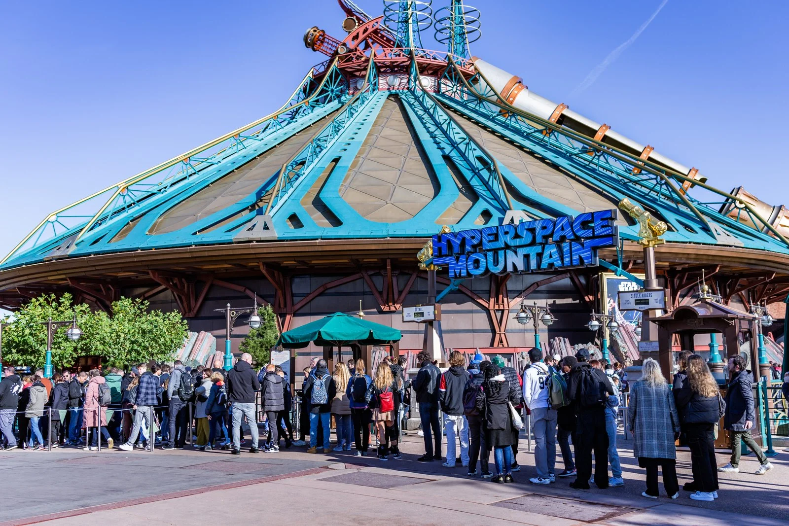Extérieur de Star Wars Hyperspace Mountain à Disneyland Paris. Photo d’archive : 2022-11-13.